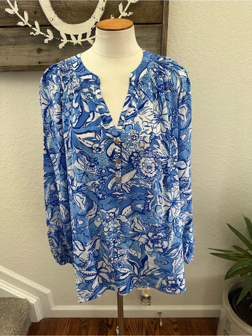 Lilly Pulitzer Blue Floral V-Neck Long Sleeve Women’s Top 100% silk XL